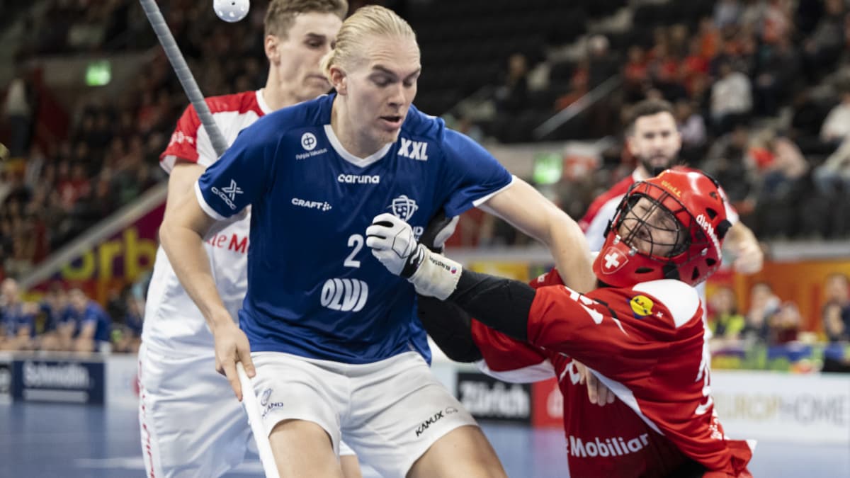 Suomen Aaro Astala (vas.) ja Sveitsin maalivahti Meier Pascal salibandyn MM-kisojen ottelussa.