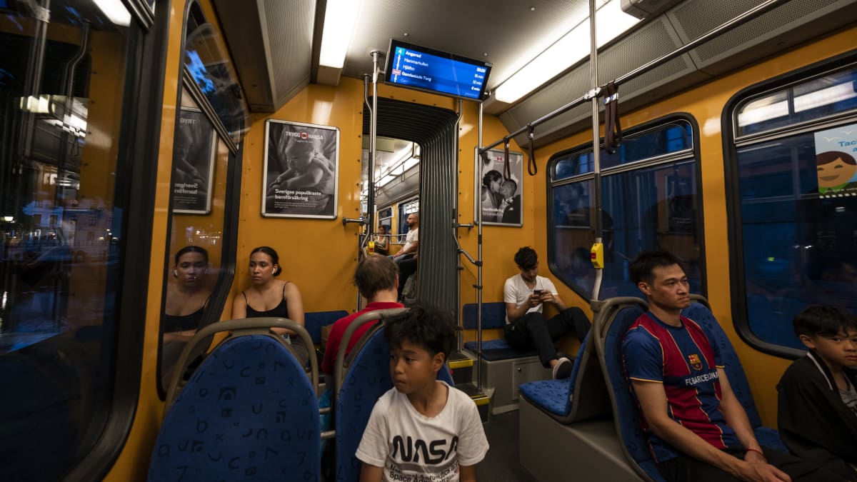 Ihmisiä raitiovaunussa matkalla kohti Hjällbota Göteborgissa heinäkuussa 2021. 