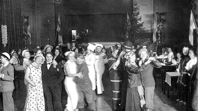 Jyväskylän Lotta Svärd -järjestön pikkujoulut Suojeluskuntatalon juhlasalissa 9. joulukuuta 1932.