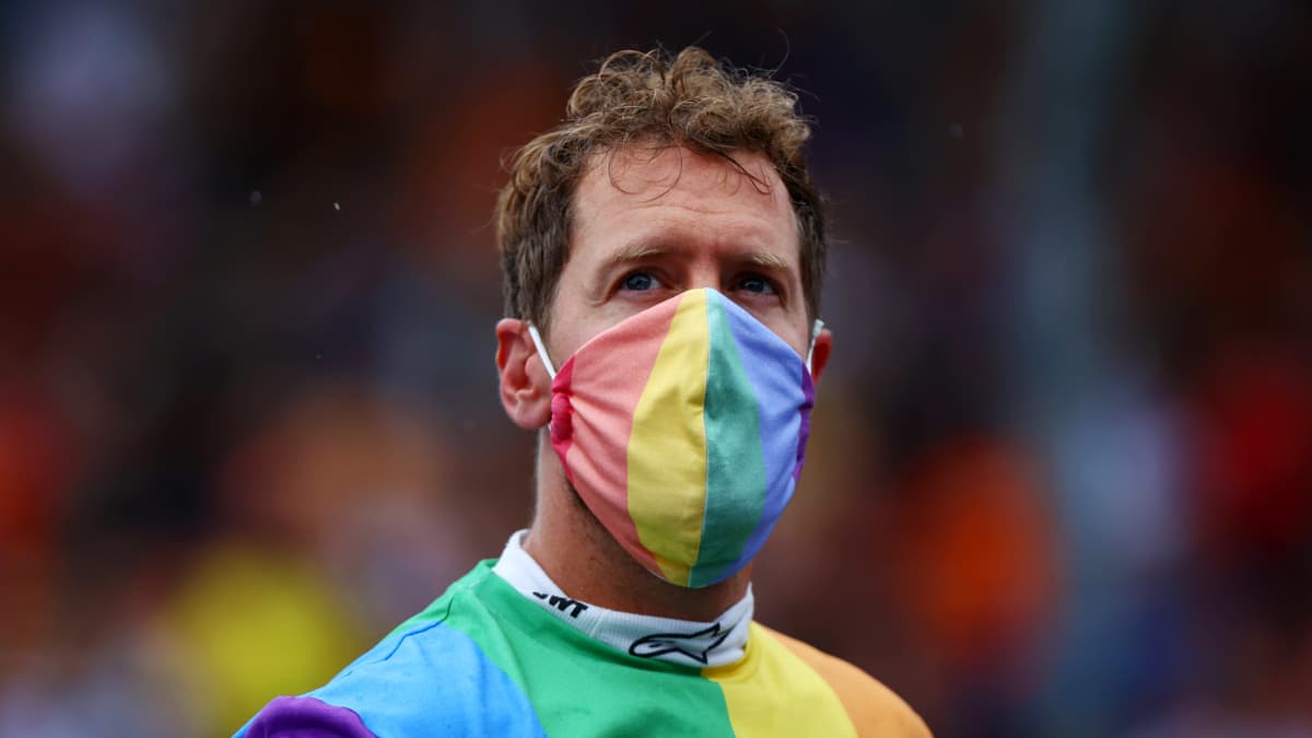 Sebastian Vettel sateenkaaripaidassa.