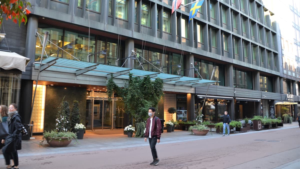Hotell Kämps ingång via Glogatan i Helsingfors.