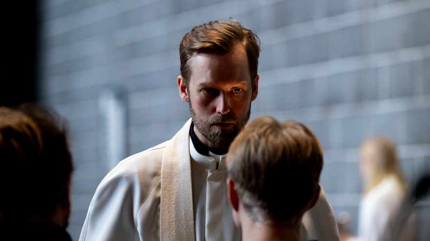 Seurakuntapastori Pyry Paananen jakaa ehtoollista Tapiolan kirkossa.