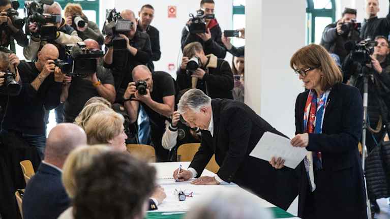 Unkarin pääministeri Viktor Orbán ja hänen vaimonsa Aniko Levai äänestivät aamulla Budapestissa.
