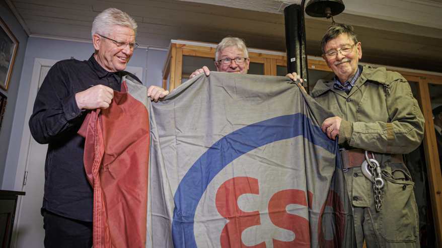 Esson lippu, joka säästyi 1973 öljysäiliöpalosta. 