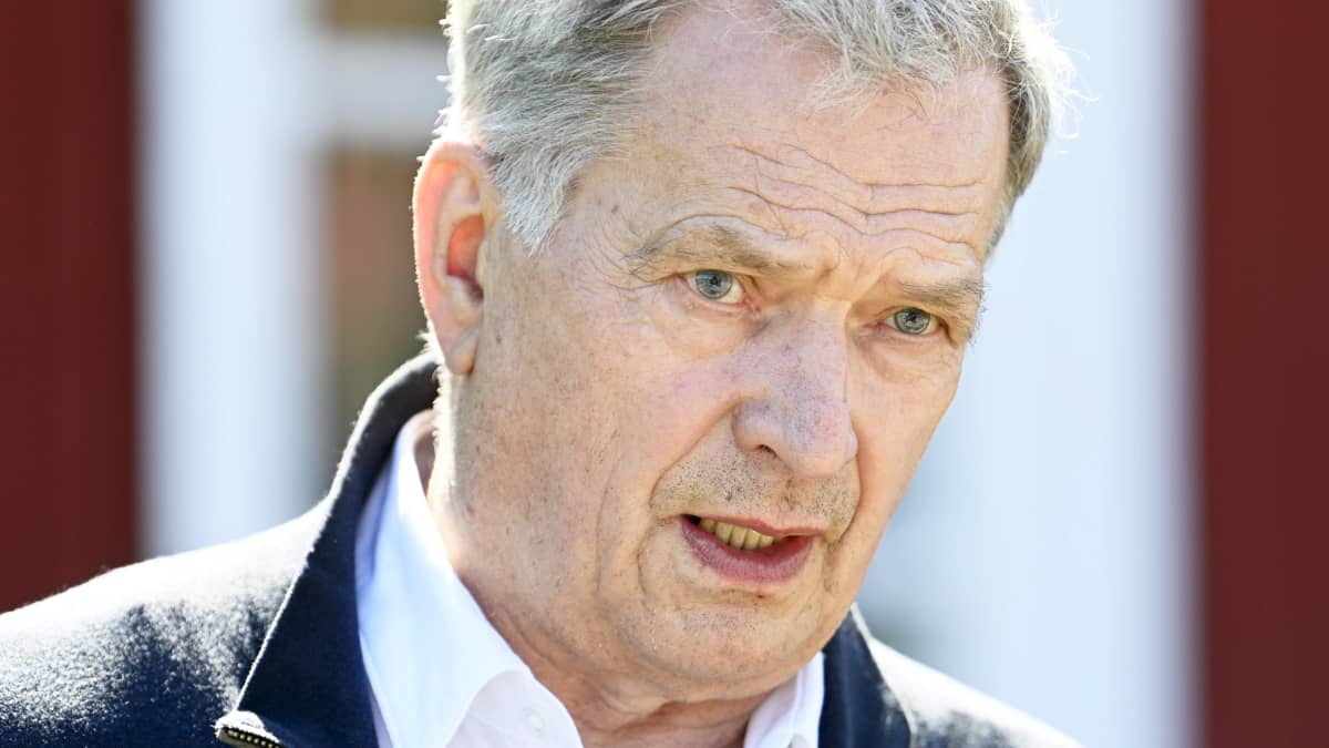 Tasavallan presidentti Sauli Niinistö tarkastaa Merivoimat ja vierailee Saaristomeren kansallispuistossa Örön saarella Kemiönsaaressa.