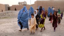 Afganistanin sisäisiä pakolaisia, burkhaan pukeutuneita naisia ja lapsia Heratin maakunnassa.