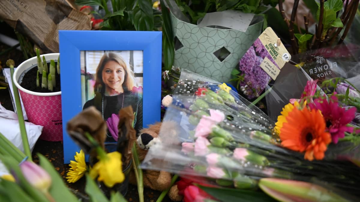 Sarah Everardin valokuva kukkien keskellä.