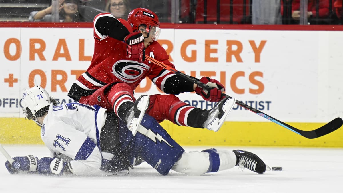 Sebastian Aho kamppailee kiekosta.