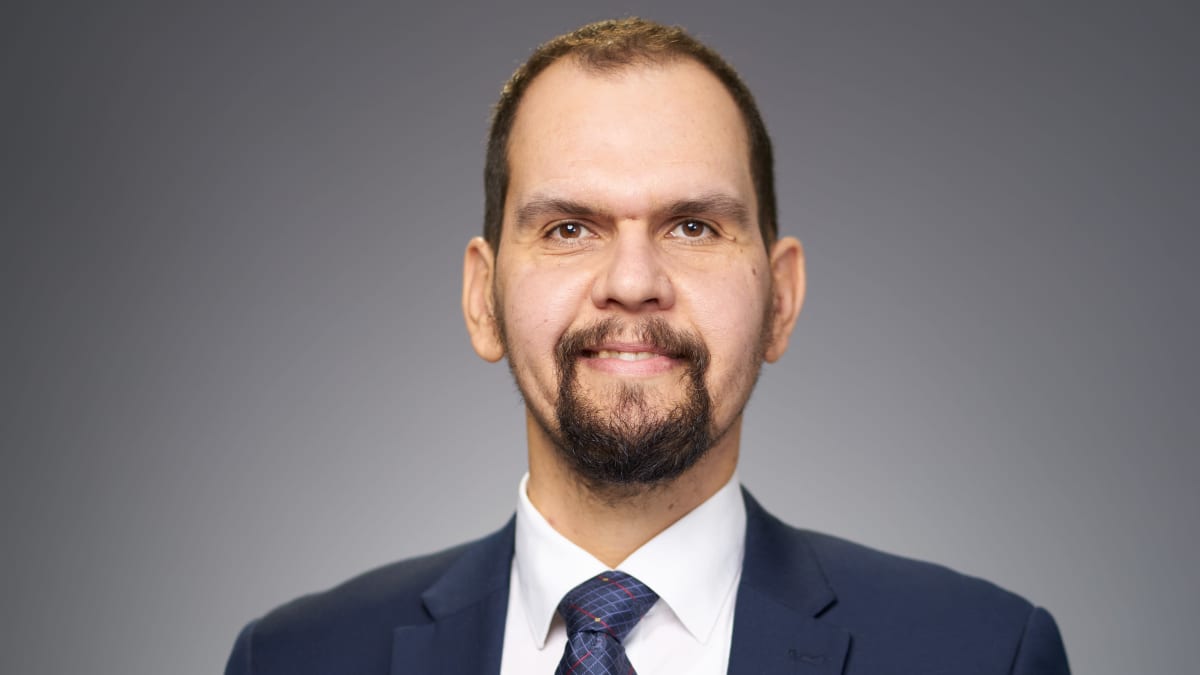 Pukuun pukeutunut Ramses Malaty katsoo kohti kameraa.