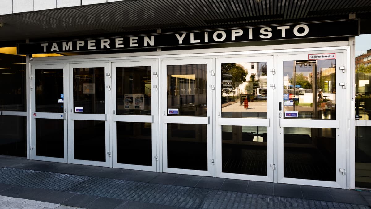 Tampereen yliopiston ulko-ovi.