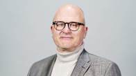 Jouko Jokinen kuvattuna studiossa.