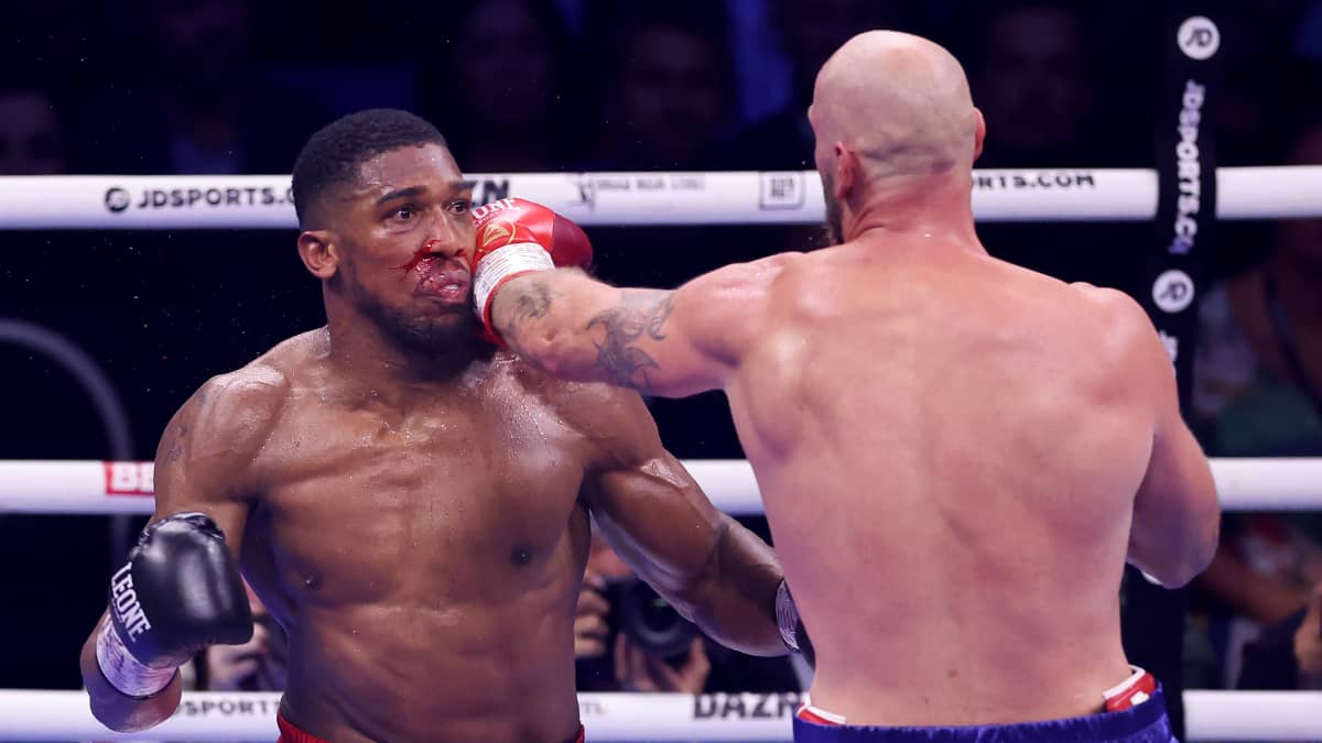 Robert Helenius lyö Anthony Joshuaa kasvoihin.