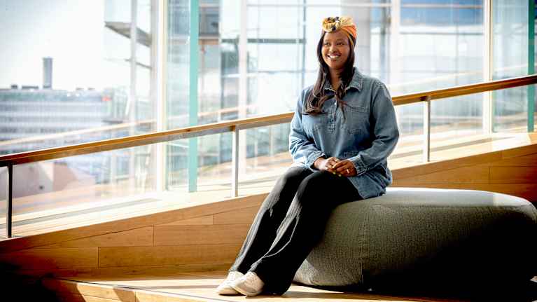Somalialaissyntyinen Naima Mohamud Oodi-kirjastossa.