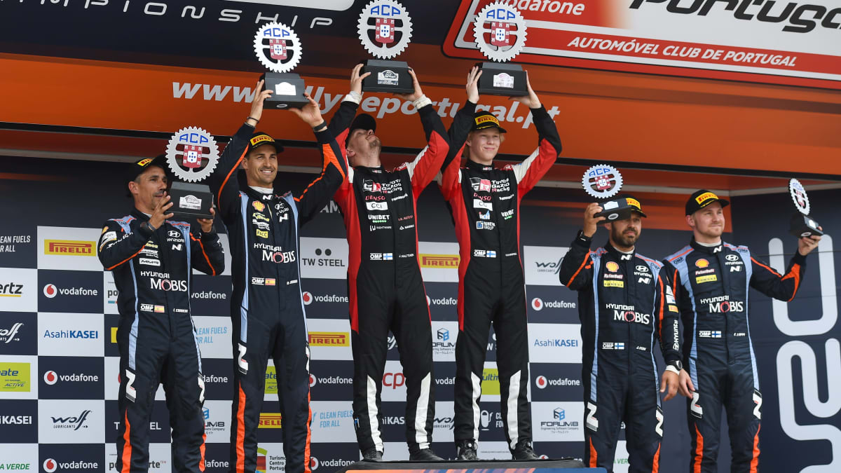 Podiumkolmikko Portugalin MM-rallin jälkeen.