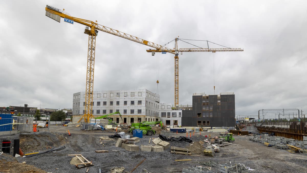 Seinäjoen Aallokon rakennustyömaa. Kaksi isoa nosturia työmaalla.