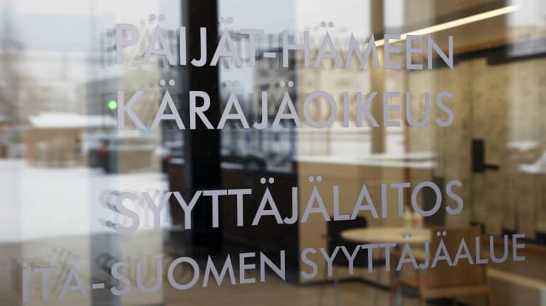 Päijät-Hämeen käräjäoikeuden ulko-ovi Lahdessa.