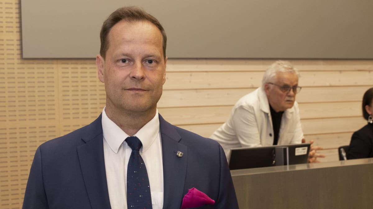 Kemijärven kaupunginjohtaja Pekka Iivari hymyilee kameralle.
