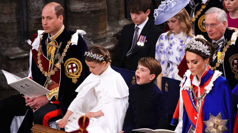 Britannian prinssi William, Walesin prinssi, prinsessa Charlotte, prinssi Louis ja Britannian Walesin prinsessa Catherine kirkossa.