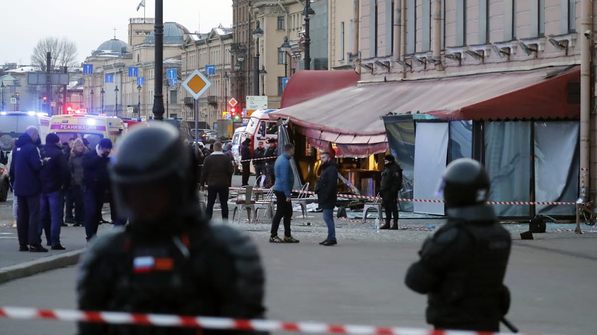 Poliisinauhalla eristetty kahvila, poliiseja mellakkavarusteissa, sivustaseuraajia Pietarissa.