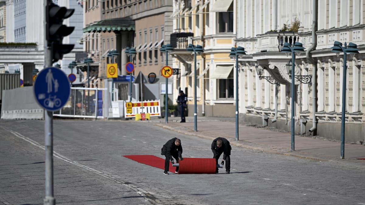 Röda mattan rullades ut på Norra Esplanaden inför de nordiska statsministrarnas besök på presidentens slott. 
