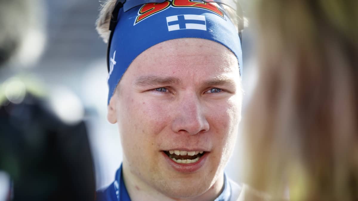 Lauri Vuorinen katsoo kameraan.