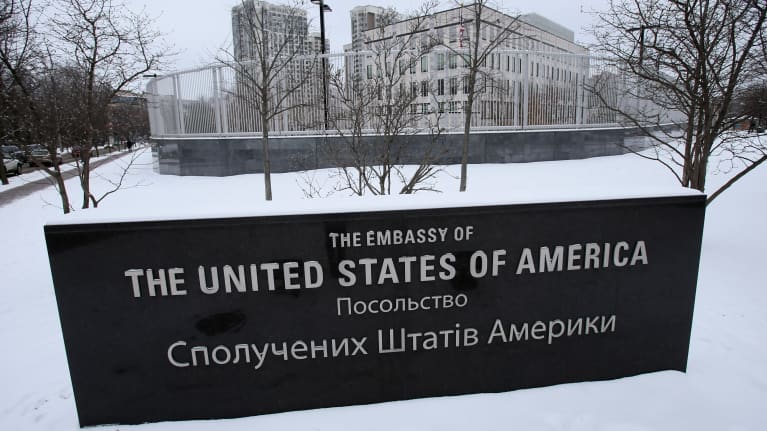 Yhdysvaltain suurlähetystö Kiovassa, ulkokuvaa lumisessa säässä, etualalla lähetystön kyltti.