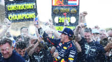 Red Bull juhli valmistajien mestaruutta Japanin GP:n jälkeen.
