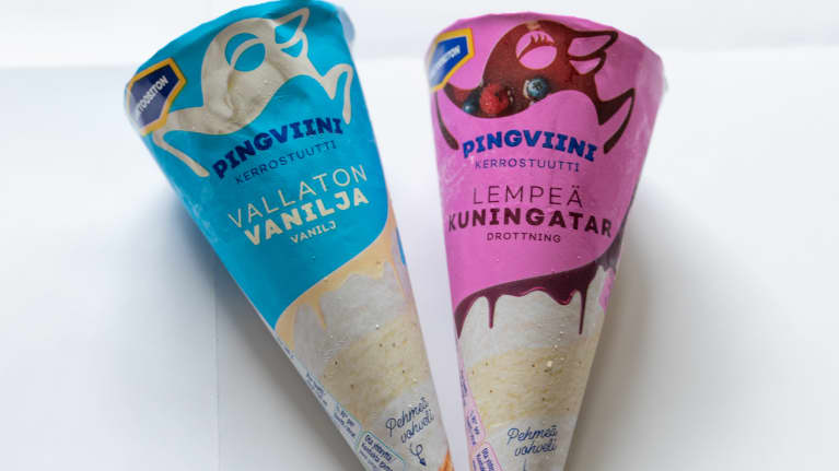 Kaksi Pingviini tuuttijäätelöä. Maut ovat vanilja ja kuningatar.