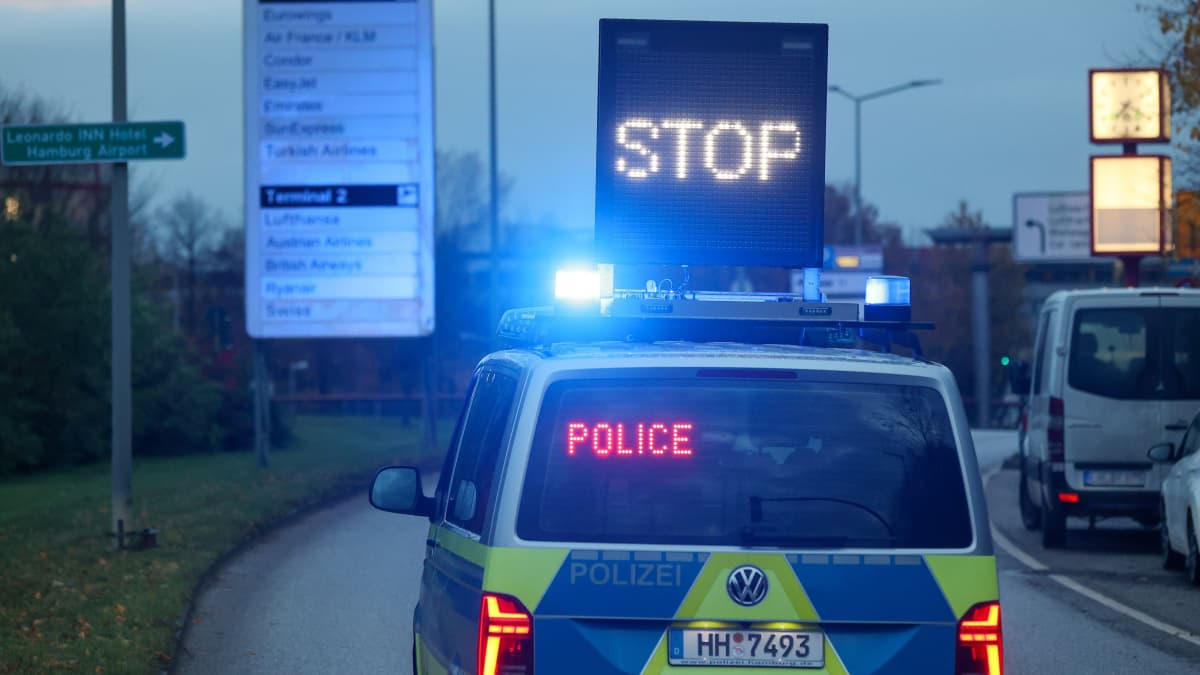 Passage to Hamburg airport was closed due to the hostage situation. Photo: Bodo Marks / DPA