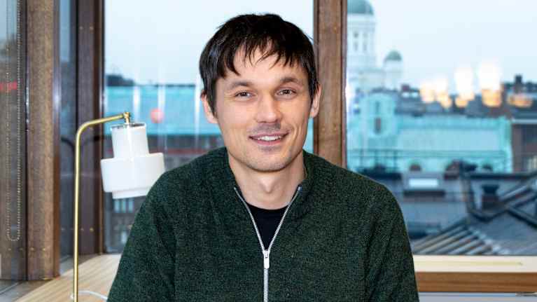 Lääketieteen lisensiaatti Aleksi Raudasoja Duodecimin tiloissa Helsingin Kaivokadulla. Takana näkyy tuomiokirkon kupoli.