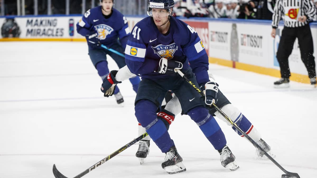 Miro Heiskanen med pucken.