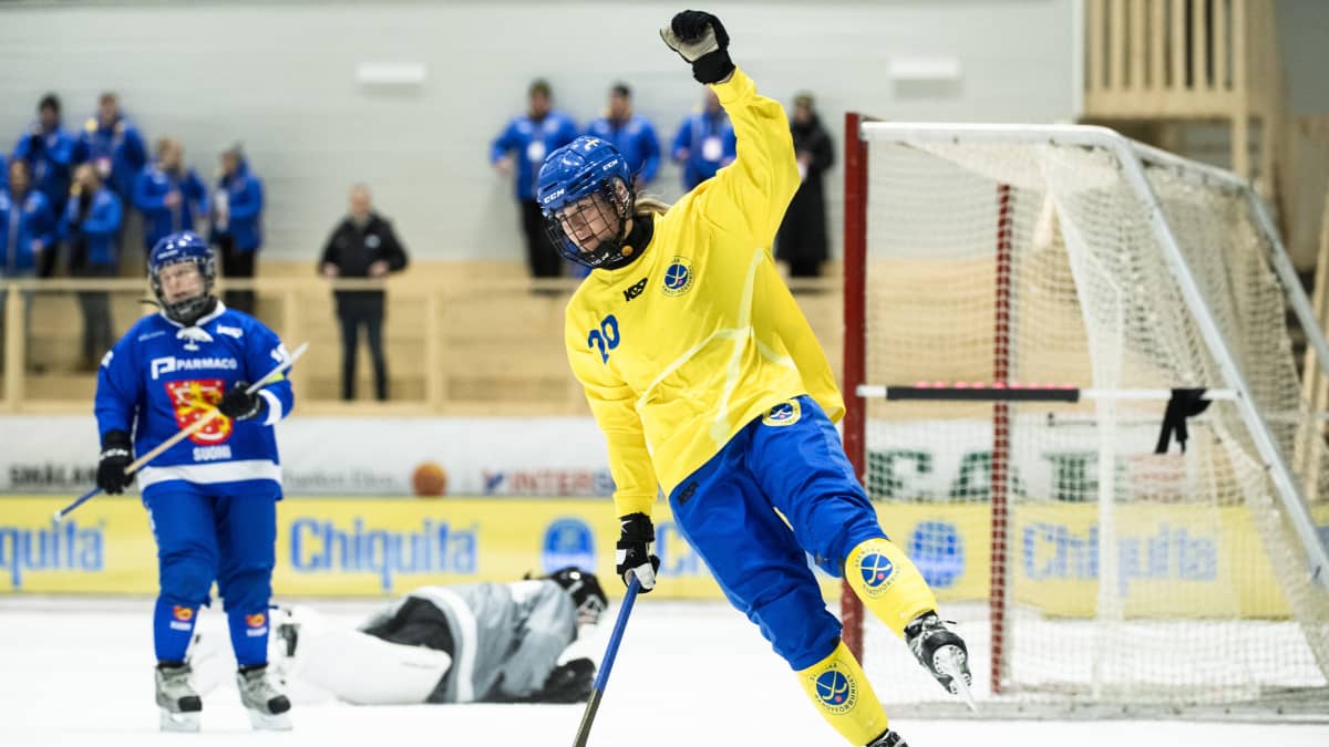 Ruotsi iskee maalin Suomen verkkoon naisten jääpallon MM-kisoissa. 