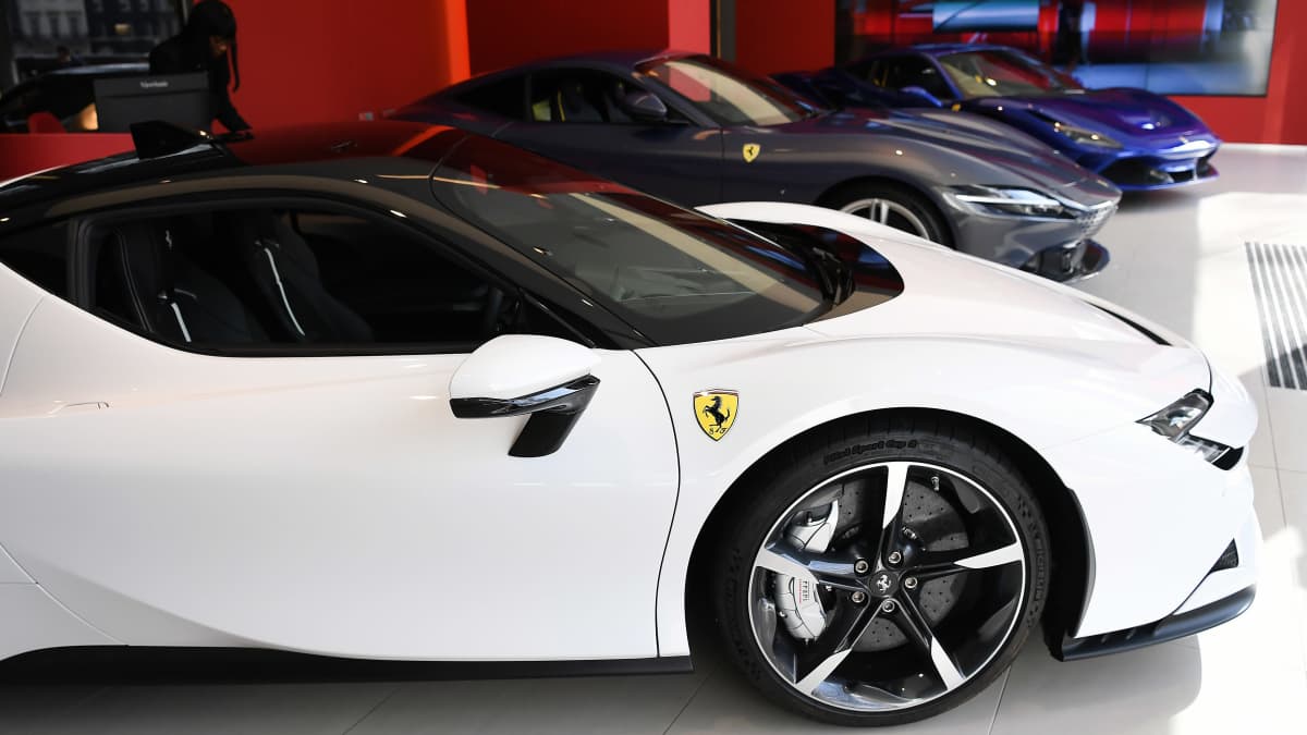 Ferrarin autoja merkin esittelytilassa Lontoossa.