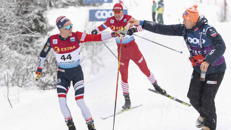 Espen Bjervig (oik.) juottaa norjalaista hiihtäjää kesken kilpailun.