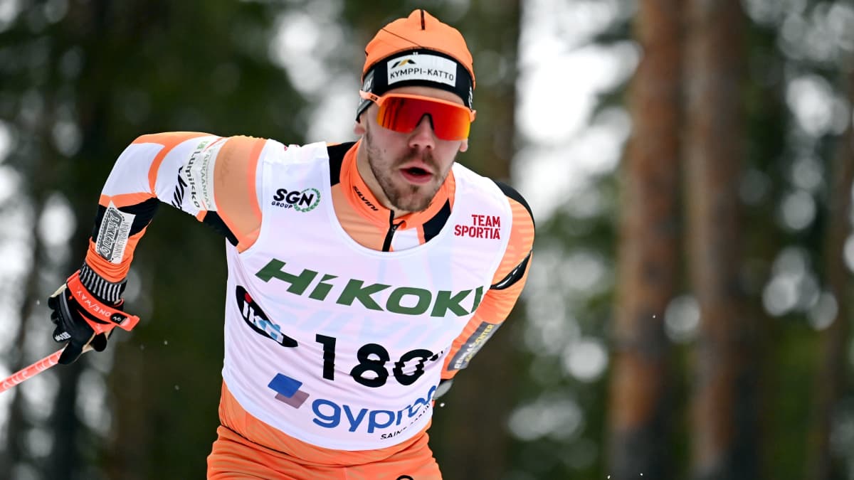 Markus Vuorela hiihtää Vantaalla.