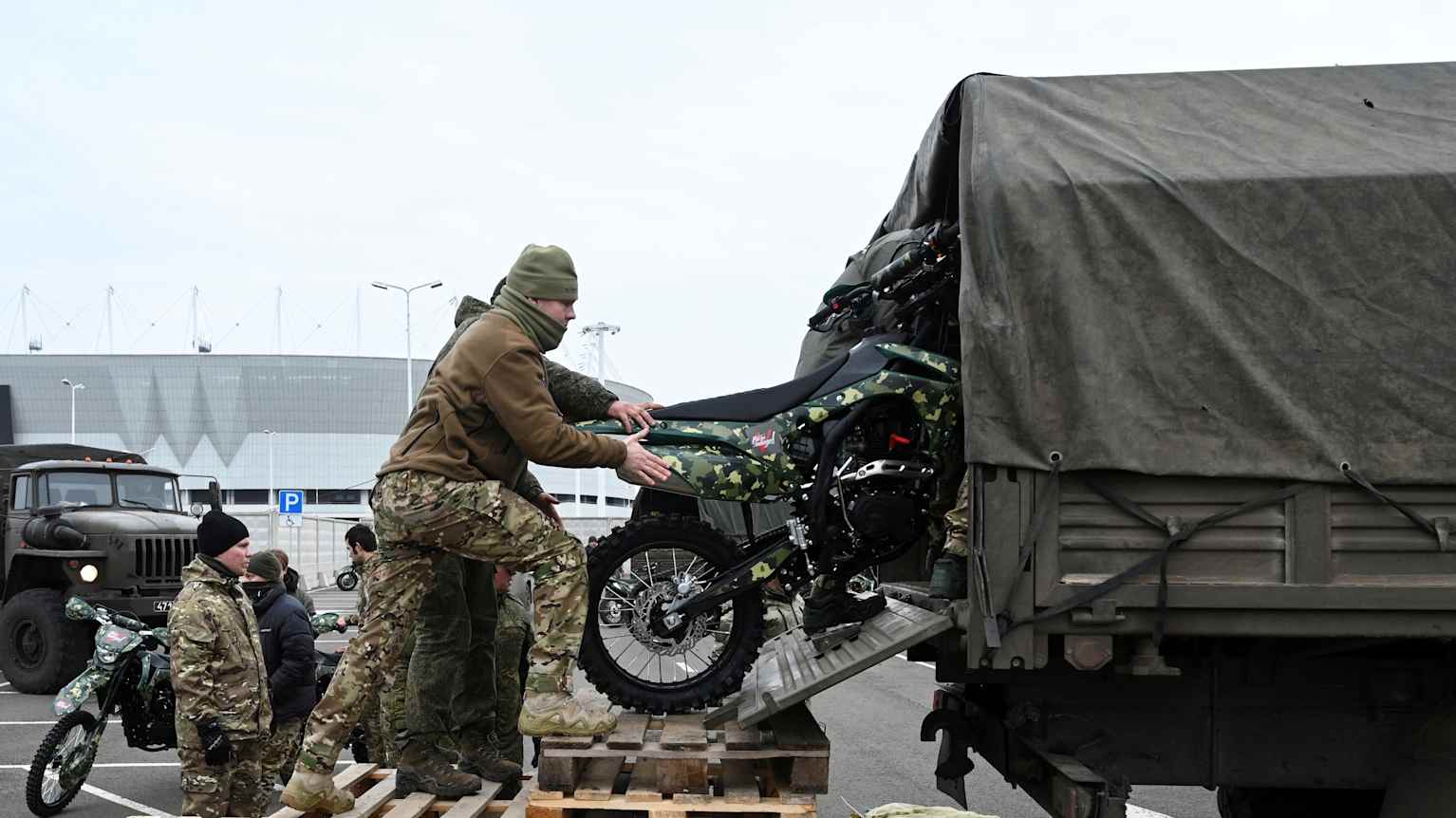 Venäjän uusi taktiikka: lähettää satoja moottoripyöriä ei-kenenkään-maan  yli | Ulkomaat | Yle