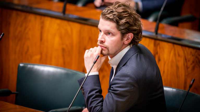 Kokoomuksen kansanedustaja Heikki Vestman eduskunnan istuntosalissa.