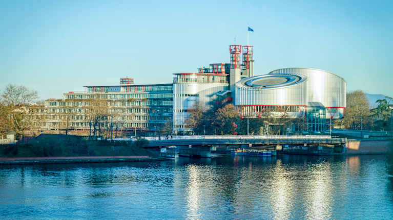 Euroopan ihmisoikeustuomioistuimen päämaja Strasbourgissa joen äärellä.