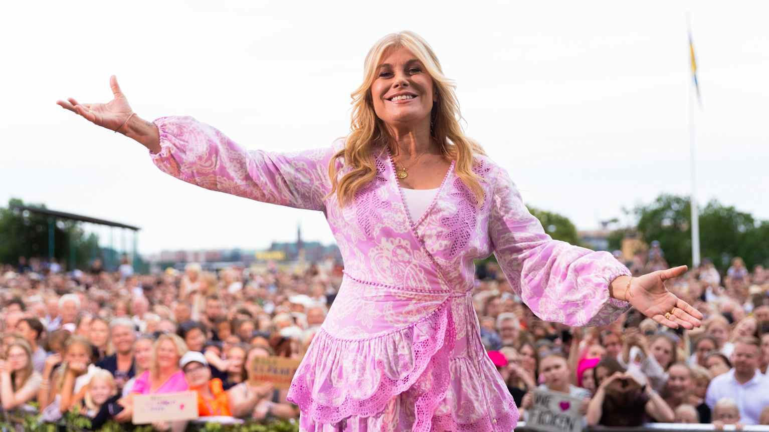 Kommentar: Jag såg Allsång på Skansen för första gången och drabbades av  allsångsångest | Kultur | Svenska Yle