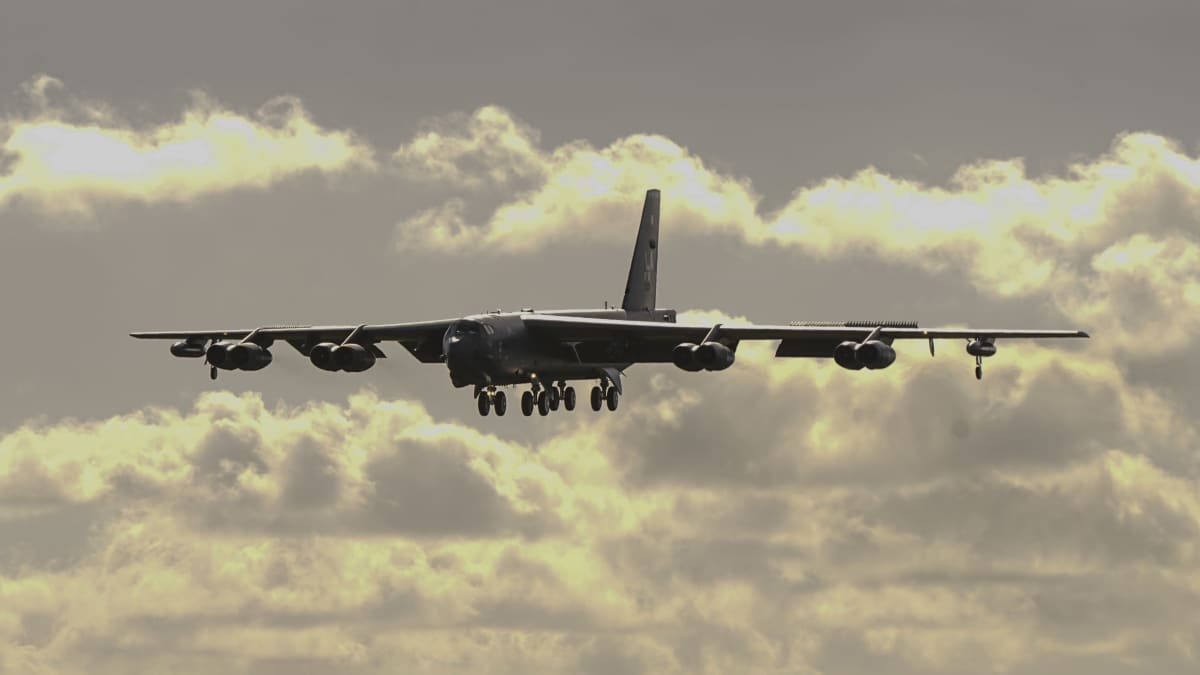 Yhdysvaltain ilmavoimien B-52 -pommikone ilmassa.