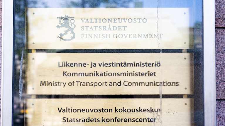 Liikenne- ja viestintäministeriön ulkokyltti.