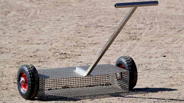 This type of device will be used to remove goose poop from Helsinki beaches during the summer of 2025.