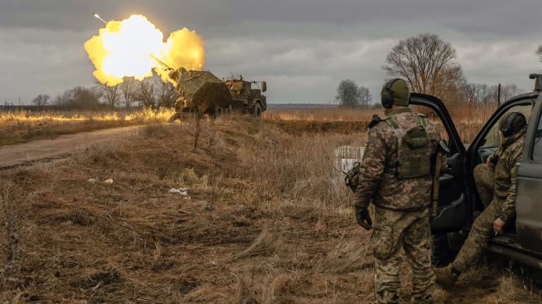 Ukrainan tykistö ampuu venäläisten asemiin Donetskin alueella.