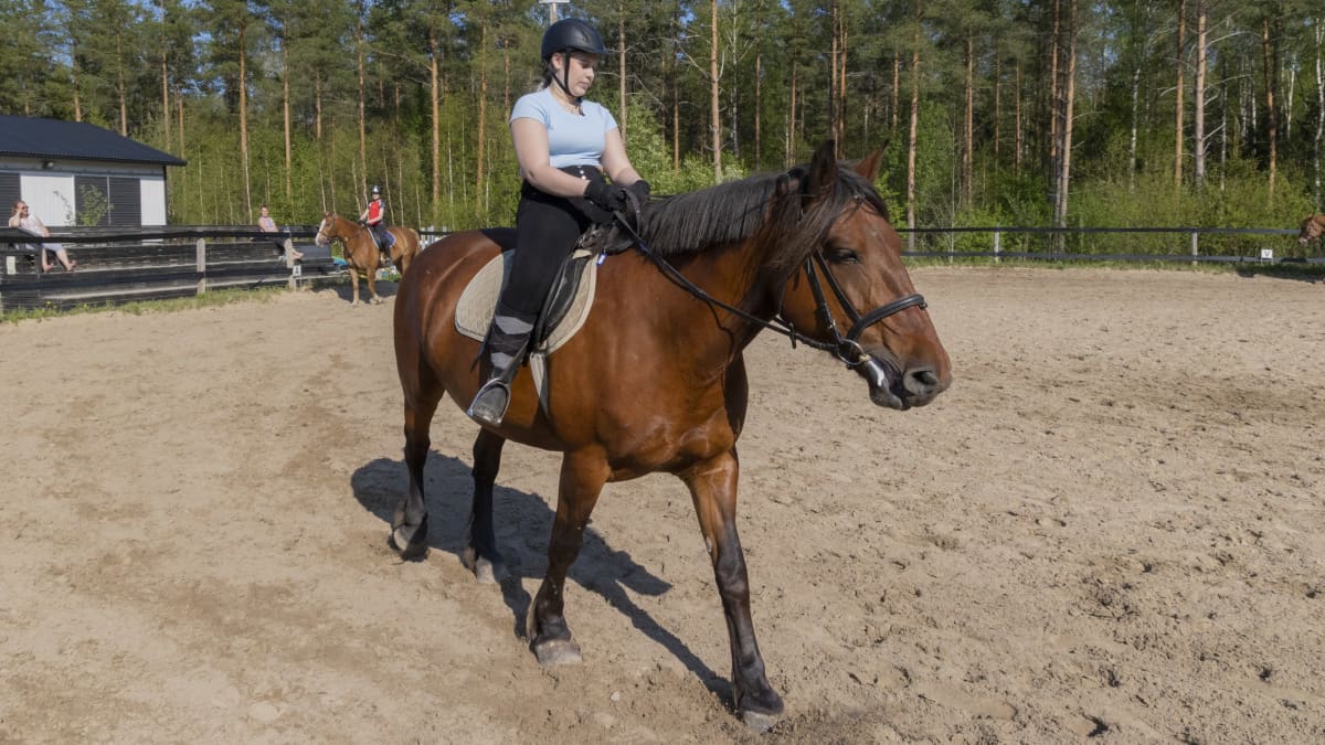 Hilda Merivirta ratsastaa hevosella Heponiityn ratsastuskoululla. 