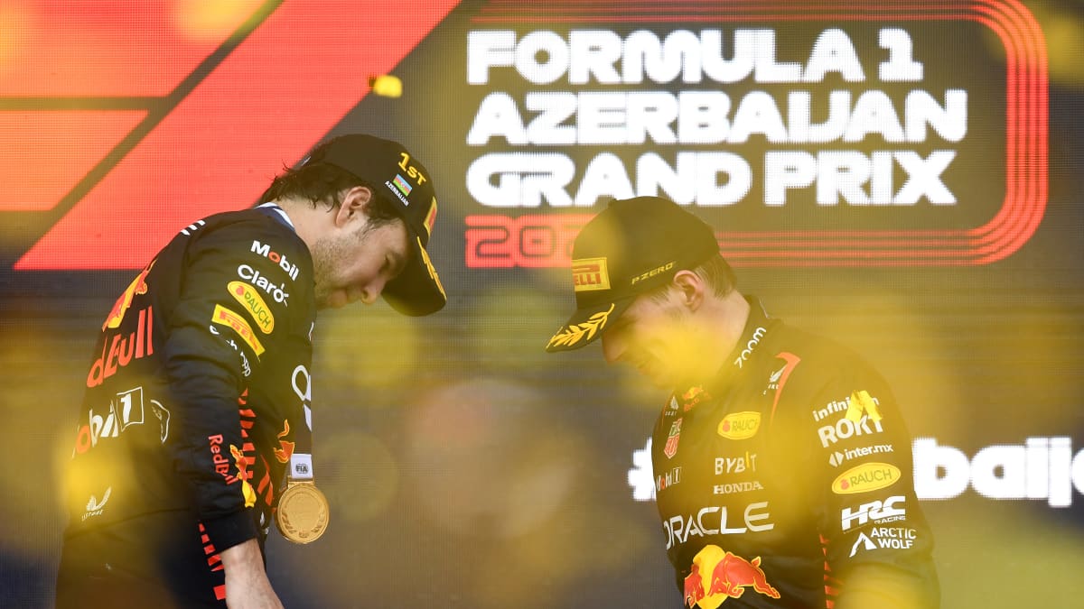 Sergio Perez ja Max Verstappen palkintokorokkeella.