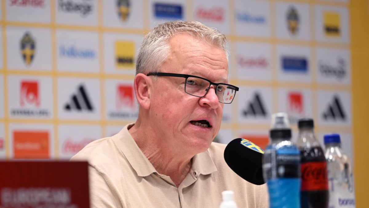 Ruotsin jalkapallomaajoukkueen päävalmentaja Janne Andersson lehdistötilaisuudessa.