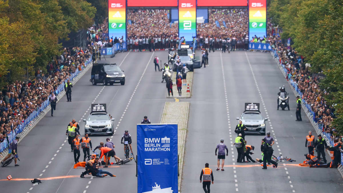Ilmastoaktivistiryhmä Last Generation iski Berliinin maratonille juuri ennen starttia 24.9.2023.