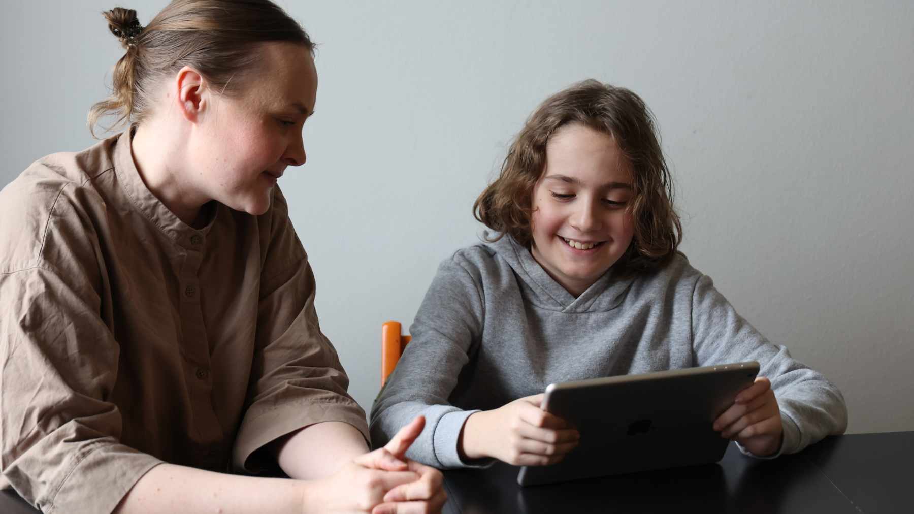 Martina Munther selaa iPadia lapsensa Joelin kanssa.
