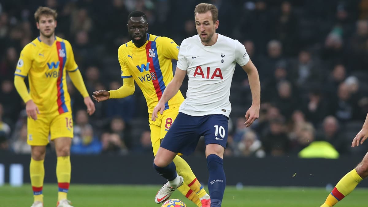 Tottenhamin Harry Kane kuljettaa palloa ottelussa Crystal Palacea vastaan Valioliigassa 26.12.2021.