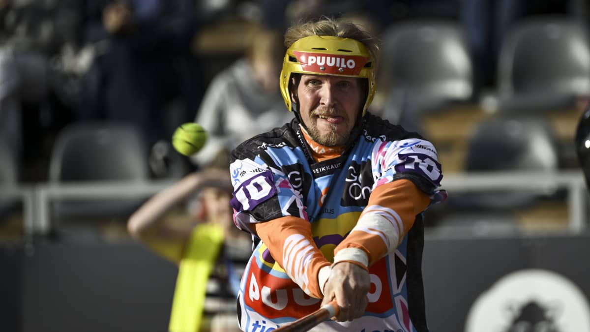 Roope Korhonen lyö pesäpalloa.